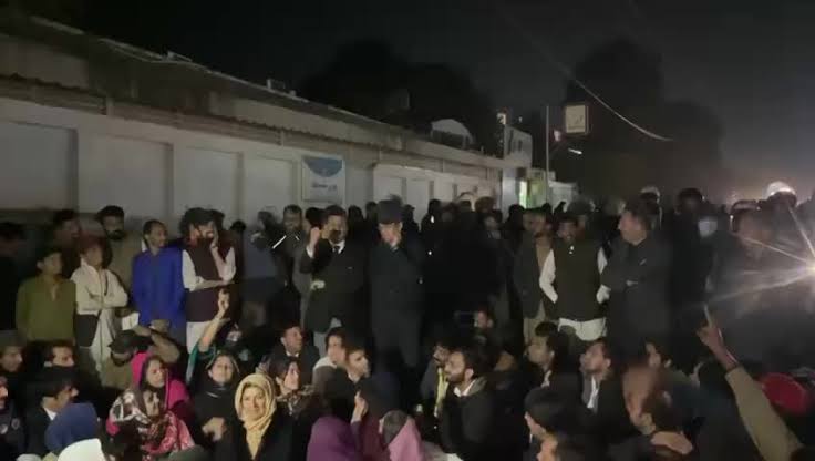 'جہاں روکا جائے گا وہاں بیٹھیں گے': عمران کی بہنوں اور پی ٹی آئی کارکنوں کا راولپنڈی کی اڈیالہ جیل کے قریب دھرنا جاری