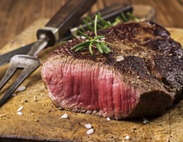 آپ کا رات کا کھانا موسمیاتی تبدیلی کو ہوا دے سکتا ہے۔