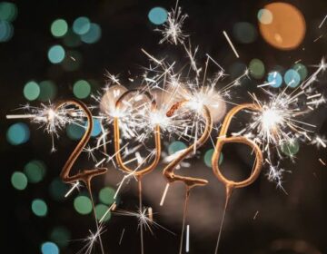 دنیا آتشبازی اور برفیلی چھلانگوں کے ساتھ 2025 کو الوداع کہنا شروع کر رہی ہے۔