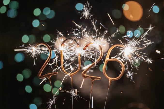 دنیا آتشبازی اور برفیلی چھلانگوں کے ساتھ 2025 کو الوداع کہنا شروع کر رہی ہے۔