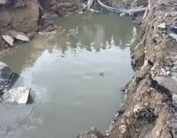 کراچی میں کھلے نالے میں گرنے سے دو بچوں سمیت خاندان کے پانچ افراد کو بچا لیا گیا، ریسکیو 1122