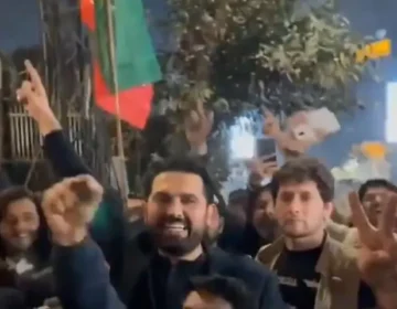 کے پی کے وزیراعلیٰ پی ٹی آئی کے جلسے کے لیے مزار قائد کی طرف روانہ۔