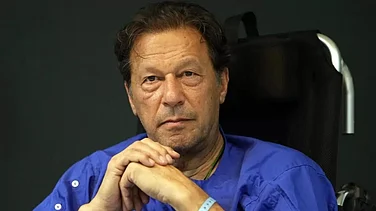 جیل میں عمران خان کی متاثرہ آنکھ کا علاج جاری
