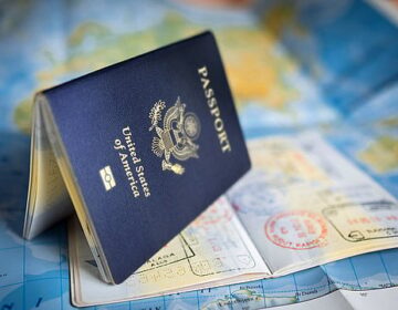 پاکستان میں امریکی مشن کا کہنا ہے کہ جب تک جانچ پڑتال اہلیت کی 'زیادہ سے زیادہ ڈگری' پر پورا نہیں اترتی تب تک تارکین وطن کے ویزوں کو روک دیں۔