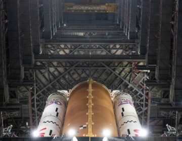 ایک بہت بڑا راکٹ گھوم رہا ہے اور ناسا کی چاند پر واپسی حقیقی ہو رہی ہے۔