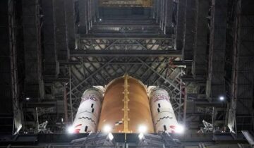 ناسا پچاس سال بعد پہلی بار خلابازوں کے ساتھ چاند کے مدار میں داخل ہونے کی تیاری کر رہا ہے