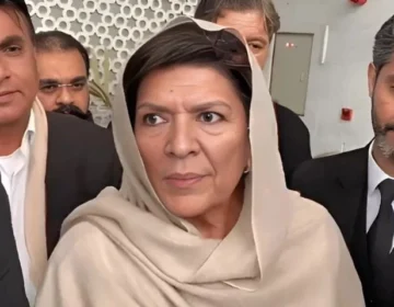 عمران کی بہنیں پنڈی کی اڈیالہ جیل کے قریب دھرنا چھوڑ کر احتجاجی ریلی کے لیے اسلام آباد روانہ ہو گئیں۔