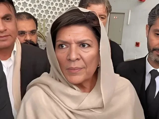 عمران کی بہنیں پنڈی کی اڈیالہ جیل کے قریب دھرنا چھوڑ کر احتجاجی ریلی کے لیے اسلام آباد روانہ ہو گئیں۔