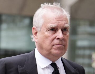 پولیس نے King Charles III کے بھائی Prince Andrew کو Jeffrey Epstein سے متعلق بدسلوکی کے الزام میں گرفتار کر لیا۔