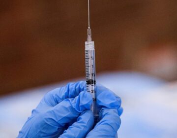 سائنسدانوں نے بالآخر نایاب COVID ویکسین کے خون کے جمنے کے پیچھے کا معمہ حل کر لیا۔