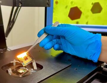 گولڈن تجربہ کائنات کو ایک ساتھ تھامے ہوئے غیر مرئی قوتوں کو ظاہر کرتا ہے۔