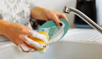 سائنس دانوں کا کہنا ہے کہ سپنج سے برتن دھونے کے مضر اثرات ہوتے ہیں۔