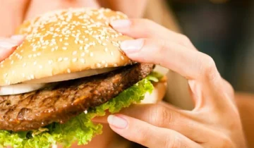 زیادہ الٹرا پروسیسڈ فوڈز کھانے سے کینسر سے بچ جانے والوں کی زندگیاں کم ہو سکتی ہیں۔