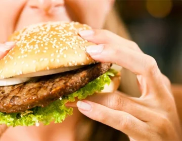 زیادہ الٹرا پروسیسڈ فوڈز کھانے سے کینسر سے بچ جانے والوں کی زندگیاں کم ہو سکتی ہیں۔