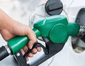 پاکستان نے پیٹرول کی قیمت 32 روپے کی بجائے 55 روپے کیوں بڑھائی؟