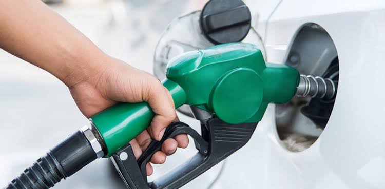 پاکستان نے پیٹرول کی قیمت 32 روپے کی بجائے 55 روپے کیوں بڑھائی؟
