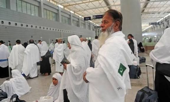 پاکستان نے سعودی عرب میں 24/7 ہیلپ لائنز، ہوائی اڈے کی ٹیمیں قائم کیں کیونکہ خلیجی بحران نے پروازوں میں خلل ڈالا