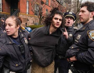 نیویارک کے میئر مامدانی کی رہائش گاہ کے باہر ایک احتجاج کے قریب دھماکہ خیز مواد پھینکنے کے الزام میں جوڑے پر دہشت گردی کے جرائم کا الزام عائد کیا گیا ہے۔