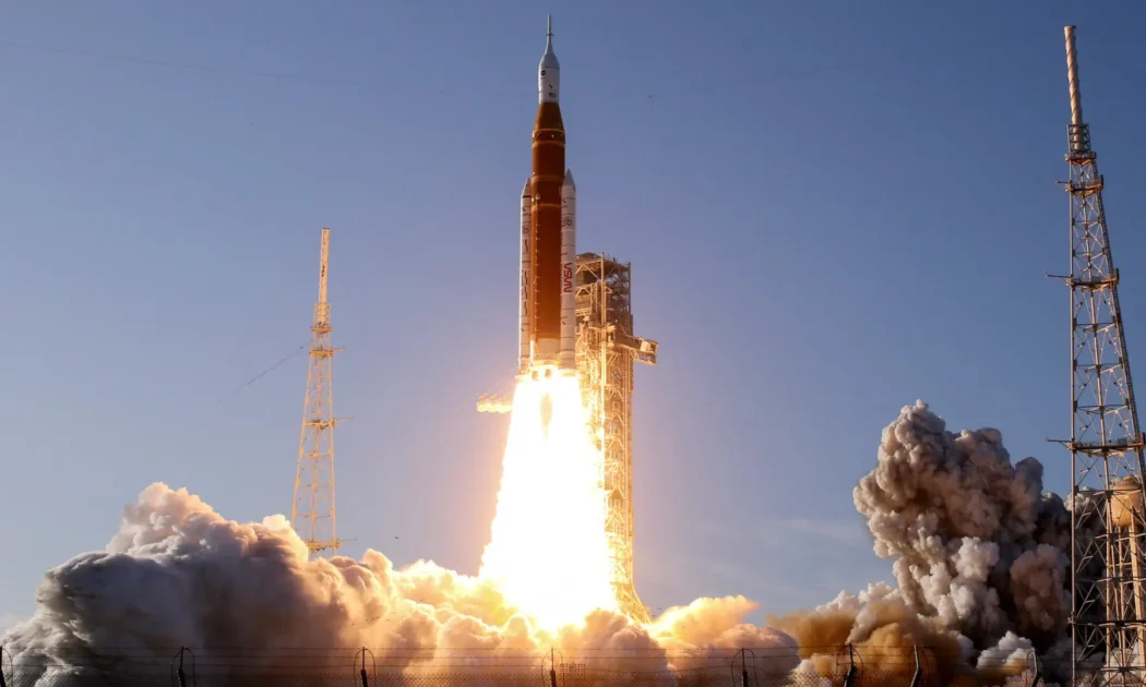 ناسا نے نصف صدی میں دنیا کے پہلے عملے کے قمری مشن پر 4 خلابازوں کو لانچ کیا۔