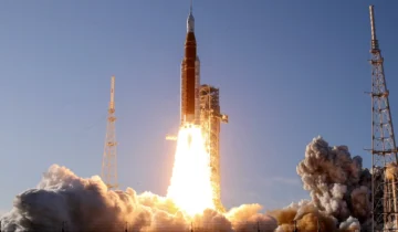 ناسا نے نصف صدی میں دنیا کے پہلے عملے کے قمری مشن پر 4 خلابازوں کو لانچ کیا۔