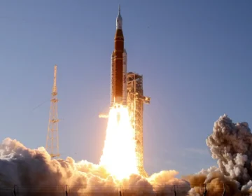 ناسا نے نصف صدی میں دنیا کے پہلے عملے کے قمری مشن پر 4 خلابازوں کو لانچ کیا۔