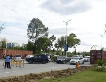 ریڈ زون کو سیل کر دیا گیا کیونکہ دارالحکومت ایران امریکہ مذاکرات کے لیے تیار ہے۔