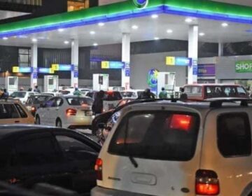 اپوزیشن کی چڑ، حکومت تیل کی قیمتوں میں اضافے کا دفاع کرتی ہے۔