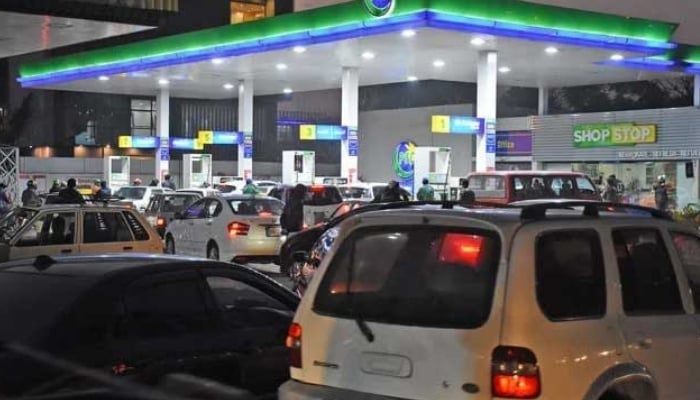 اپوزیشن کی چڑ، حکومت تیل کی قیمتوں میں اضافے کا دفاع کرتی ہے۔