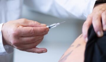 ایک 30 سالہ فلو شاٹ آج بھی ایک بڑی پریشانی کے ساتھ کام کرتا ہے۔