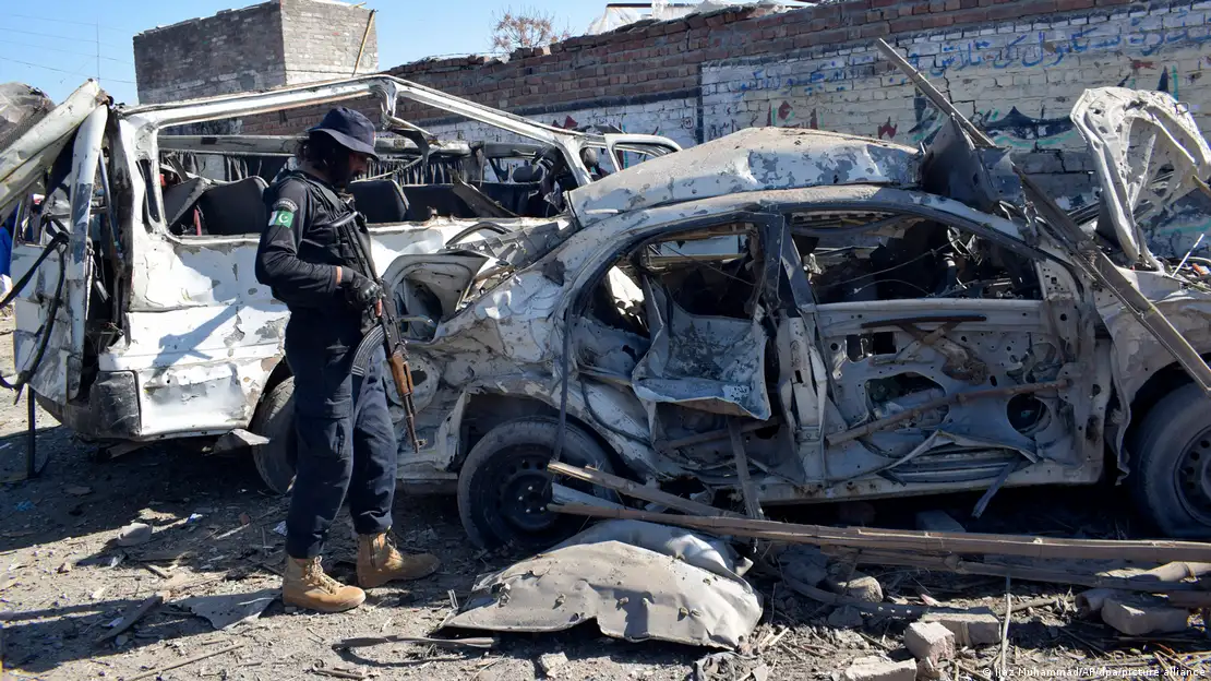 بنوں میں ڈومیل تھانے پر خودکش حملہ، 5 شہری