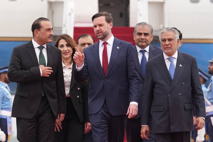 میراتھن مذاکرات بغیر کسی معاہدے کے ختم ہونے پر امریکی اور ایرانی وفود اسلام آباد سے روانہ ہوگئے۔