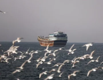 ایران نے آبنائے ہرمز پر دوبارہ کنٹرول حاصل کر لیا ہے کیونکہ بحری جہازوں پر فائرنگ کی اطلاع ہے۔