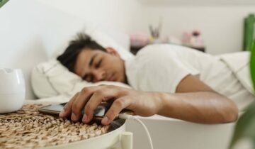 بے ترتیب سونے کے اوقات دل کے دورے اور فالج کے خطرے کو دگنا کر سکتے ہیں