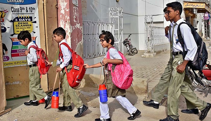 پنجاب حکومت نے سکولوں میں تین ماہ کی گرمیوں کی تعطیلات کا اعلان کر دیا۔