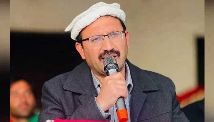 پی ٹی آئی کا دعویٰ ہے کہ ایم این اے جنید اکبر کو انتخابی مہم کے دوران گرفتار کیا گیا، بعد ازاں گلگت بلتستان سے نکال دیا گیا
