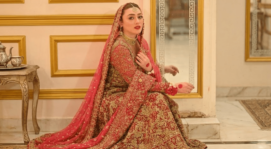 ہراساں کرنے کے جاری کیس کے درمیان مومنہ اقبال کی شادی کی تاریخ کی تصدیق ہوگئی