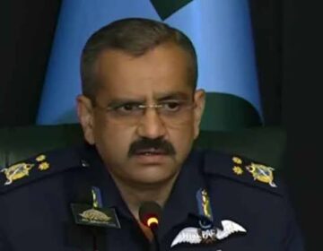 فضائیہ کے اہلکار کا کہنا ہے کہ اپریل میں ہونے والی لڑائی میں آٹھ ہندوستانی طیارے مار گرائے تھے۔
