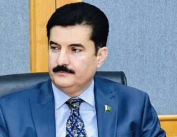 گورنر کنڈی نے پی ٹی آئی رہنماؤں سے ملاقات کی، کے پی کے کیس کو مرکز کے سامنے 'مضبوطی، اجتماعی' پیش کیا جانا چاہیے