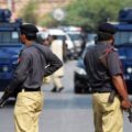مبینہ منشیات کے ملزم کے بغیر ہتھکڑی عدالت میں پیش ہونے پر سندھ پولیس چیف کا انکوائری کا حکم