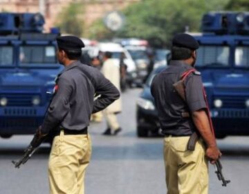 مبینہ منشیات کے ملزم کے بغیر ہتھکڑی عدالت میں پیش ہونے پر سندھ پولیس چیف کا انکوائری کا حکم