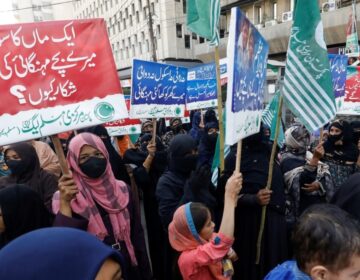بجٹ کا دن مظاہروں، شور شرابے اور آخری لمحات کے سودوں سے منایا جاتا ہے۔