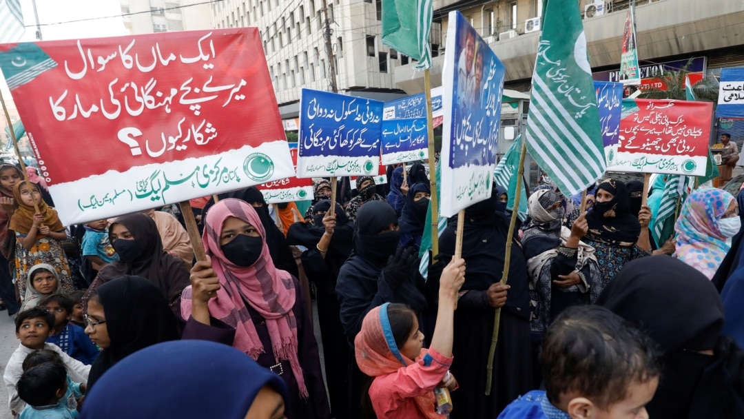 بجٹ کا دن مظاہروں، شور شرابے اور آخری لمحات کے سودوں سے منایا جاتا ہے۔