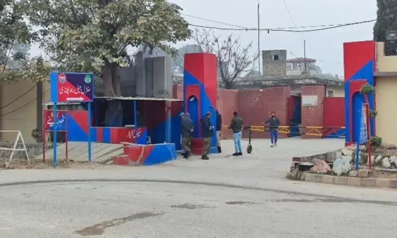 پی ٹی آئی رہنماؤں کو ایک بار پھر اڈیالہ جیل میں عمران خان سے ملاقات سے روک دیا گیا۔