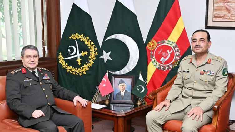 سی ڈی ایف منیر نے ترک زمینی افواج کے کمانڈر کے ساتھ دفاعی تعاون بڑھانے پر تبادلہ خیال کیا۔