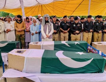 ہنگو میں دہشت گردانہ حملے میں شہید ہونے والے 10 پولیس اہلکاروں کی نمازِ جنازہ ادا کر دی گئی۔