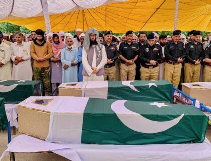 ہنگو میں دہشت گردانہ حملے میں شہید ہونے والے 10 پولیس اہلکاروں کی نمازِ جنازہ ادا کر دی گئی۔
