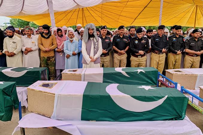ہنگو میں دہشت گردانہ حملے میں شہید ہونے والے 10 پولیس اہلکاروں کی نمازِ جنازہ ادا کر دی گئی۔