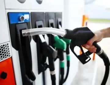 حکومت کی جانب سے نئے اضافے کے اعلان کے بعد آج سے پیٹرول اور ڈیزل کی قیمتوں میں اضافہ ہو گیا ہے۔