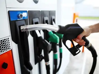 حکومت کی جانب سے نئے اضافے کے اعلان کے بعد آج سے پیٹرول اور ڈیزل کی قیمتوں میں اضافہ ہو گیا ہے۔