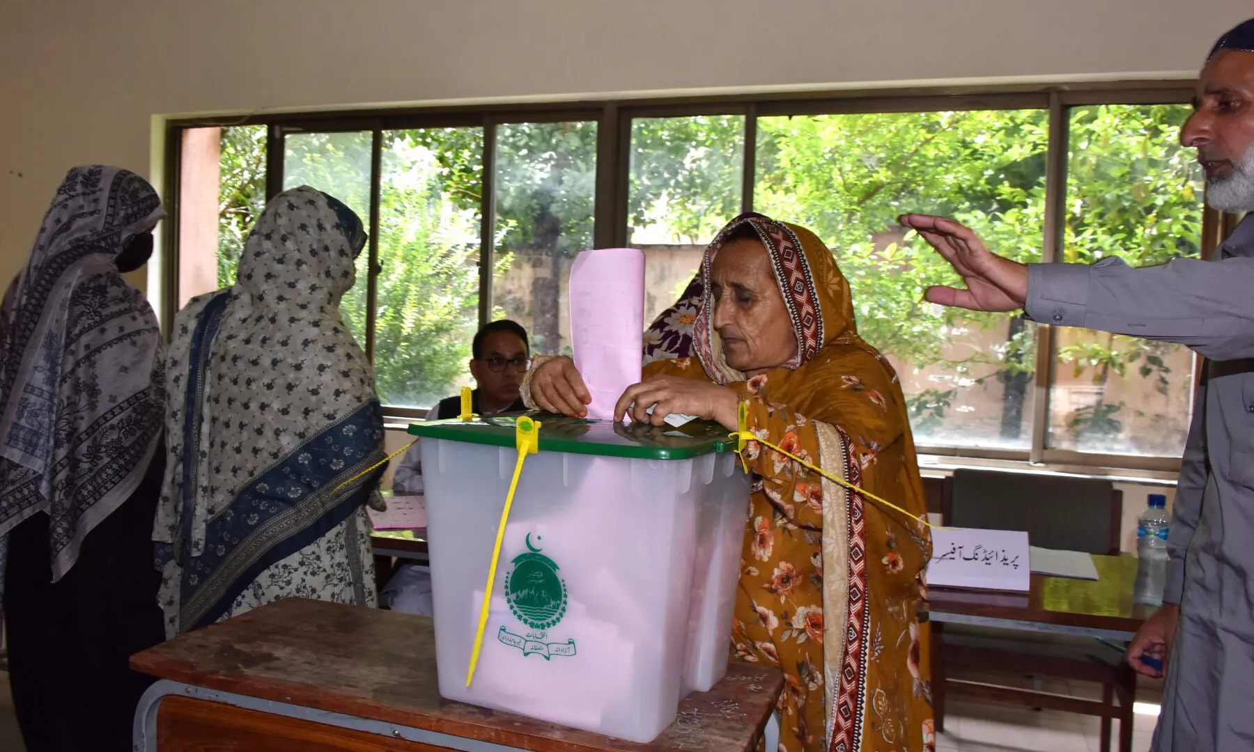 آزاد کشمیر انتخابات کے دوسرے مرحلے میں دھاندلی کے الزامات کے باوجود ن لیگ نے 14 نشستیں حاصل کر لیں۔